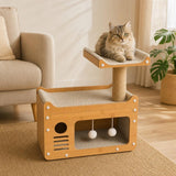 Gato jugando en la casa rascador de madera