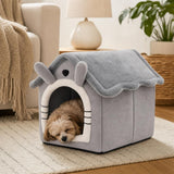 Cama casita para mascotas en uso