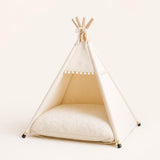 Cama tipi para mascotas color crudo, vista de estudio