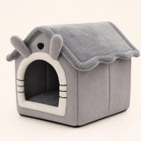 Cama tipo casita gris para mascotas, vista de estudio